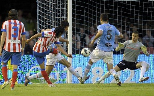 Atletico Madrid's Radamel Falcao (2ndL) scores against Celta, on May 8, 2013